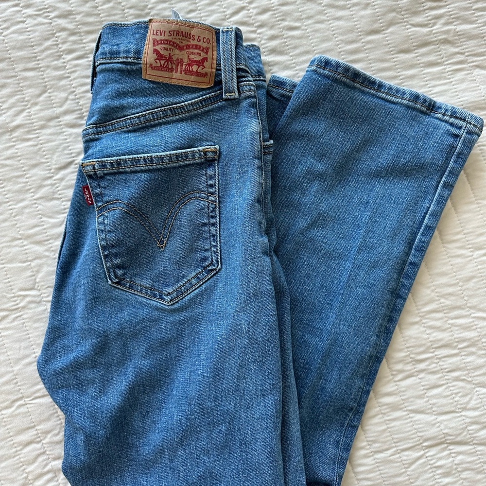 Levi’s Ribcage Straight Ankle Jeans (Medium Wash)
